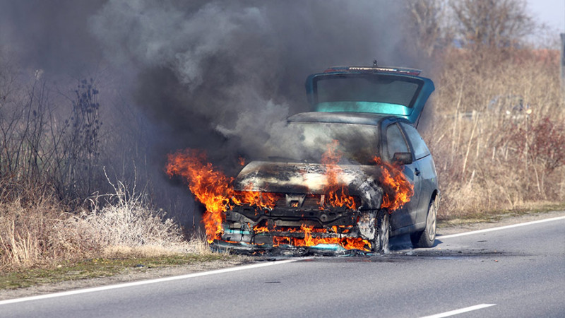 Şəmkirdə ağır qəza: avtomobillərdən biri yanıb