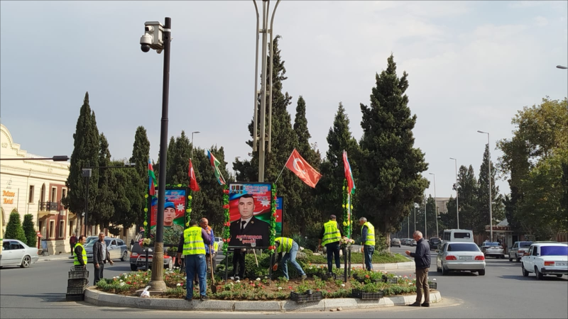 Şəhər ərazisinə mövsümü güllər əkilib