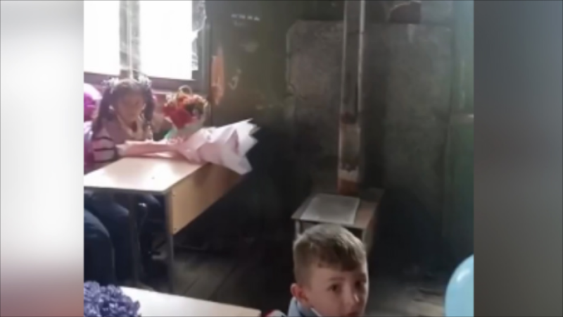 Şagirdlər tövlə şəraitində təhsil alırlar