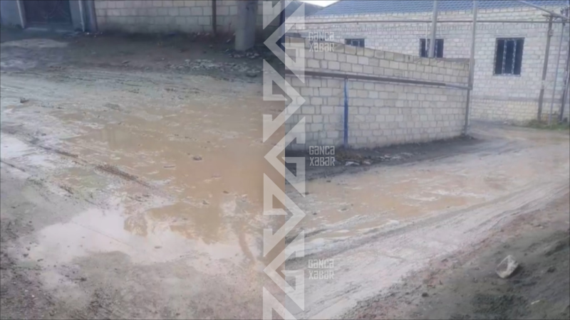 Nəvai küçəsi palçığa batıb Nəvai küçəsi palçığa batıb