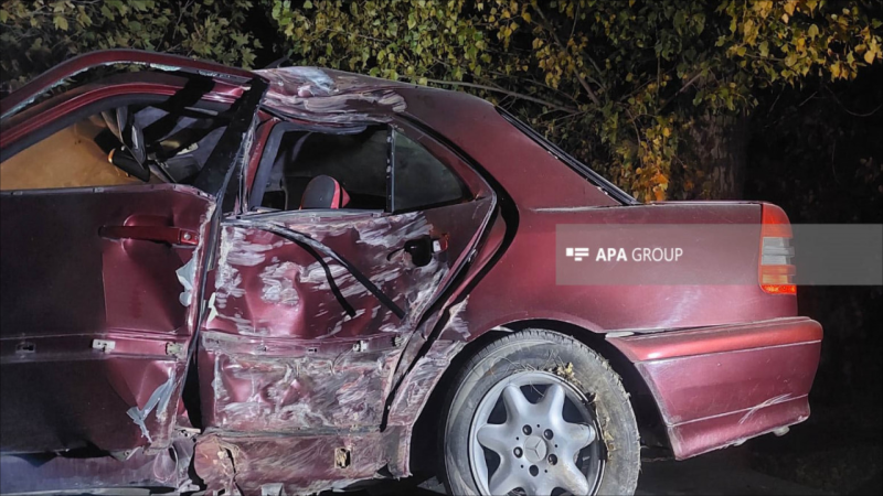 Samuxda maşın ağaca çırpılıb, xəsarət alanlar var