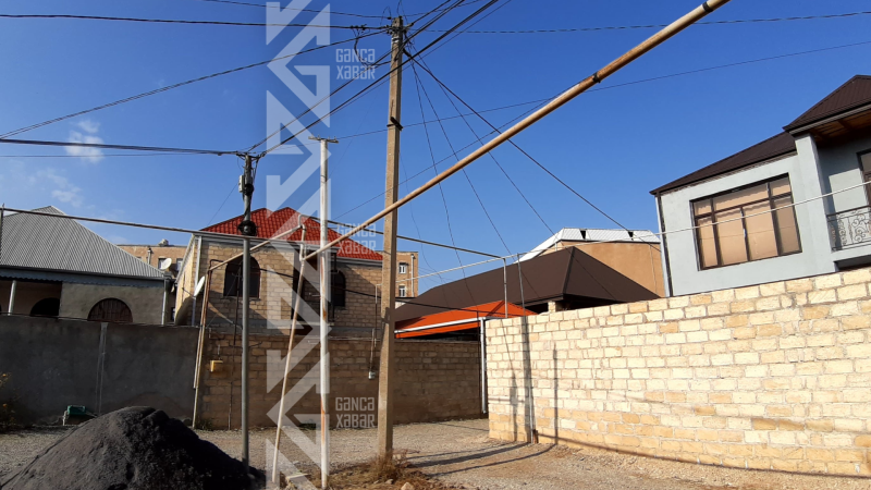 Gəncədə elektrik dirəyi yolda hərəkəti məhdudlaşdırıb - FOTO