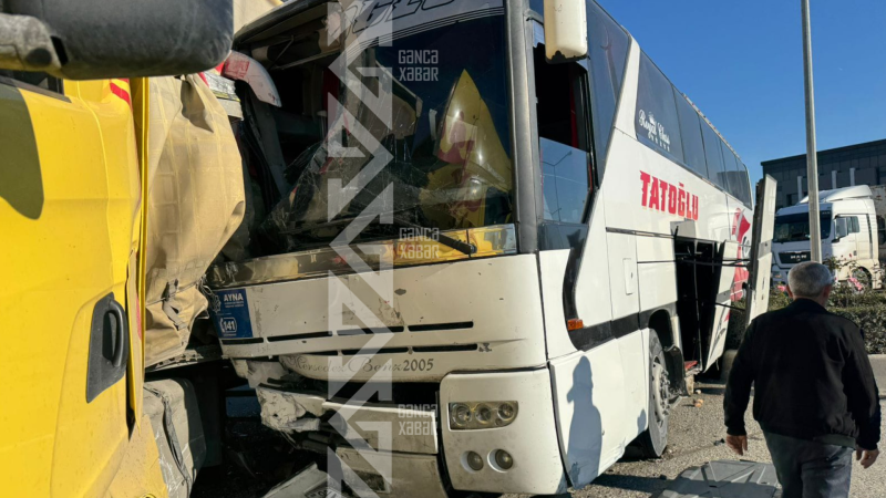 Yevlaxda TIR-la sərnişin avtobusu toqquşdu – XƏSARƏT ALAN VAR - FOTO