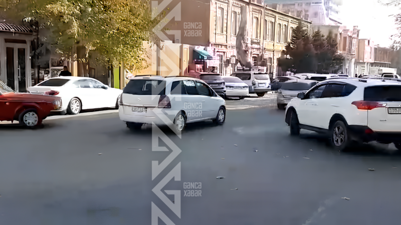 Gəncədə intensiv hərəkəti ilə seçilən kəsişmədə işıqfor işləmir - VİDEO