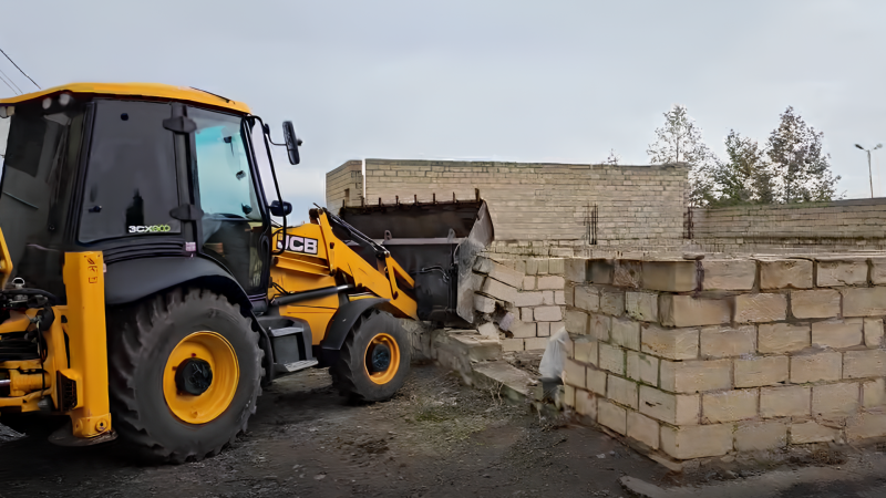 Gəncədə daha bir qanunsuz tikili sökülüb