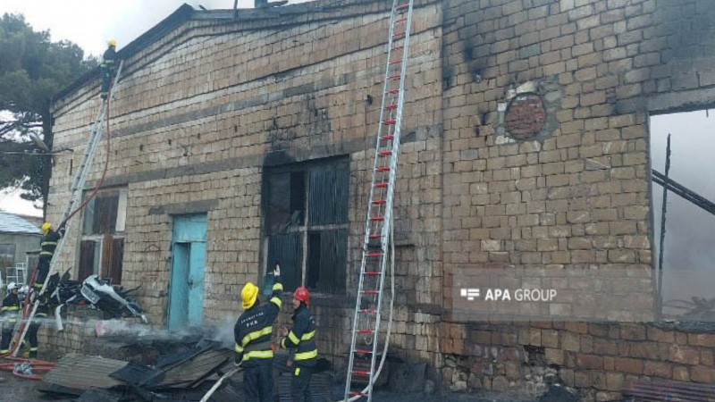 Gəncədə avtomobil ehtiyat hissələri mağazası yanıb - VİDEO