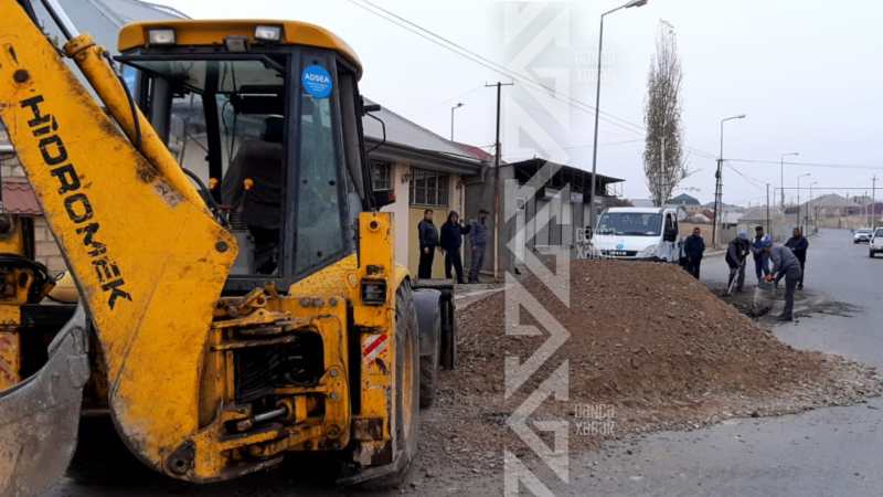 Gəncədə dağılmış yol təmir olunur