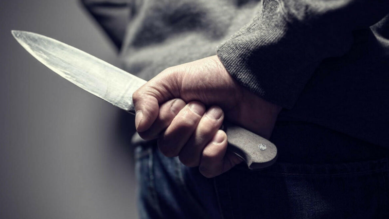 Gəncədə 19 yaşlı oğlan anasına sevgi etiraf edən kişini BIÇAQLADI