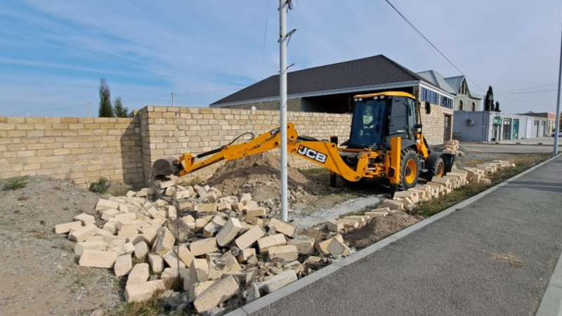 Gəncədə qanunsuz tikili sökülüb