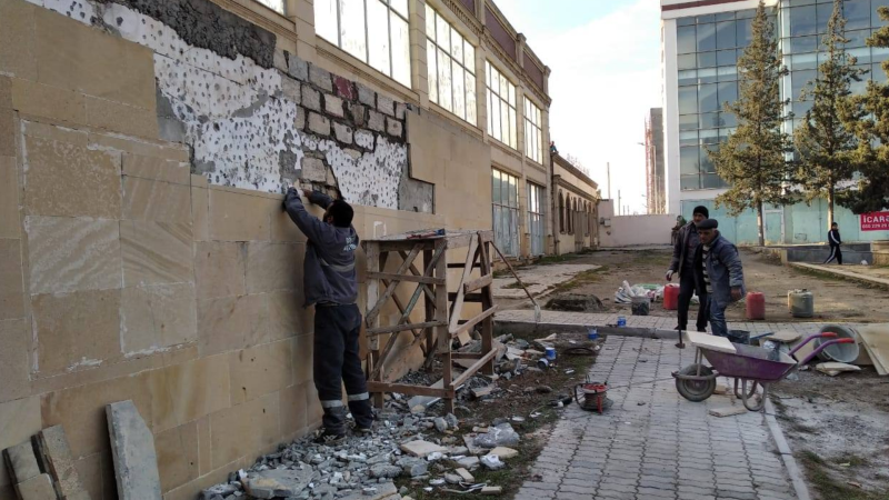 38 saylı hərbi şəhərciyin fasad barısının təmirinə başlanılıb