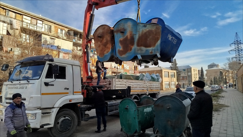 Gəncədə məişət tullantıları üçün nəzərdə tutulan konteynerlər yenilənir - FOTO