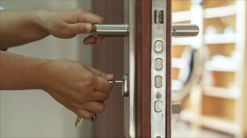 Bağlı qapı arxasında köməksiz qalanlar xilas edildi