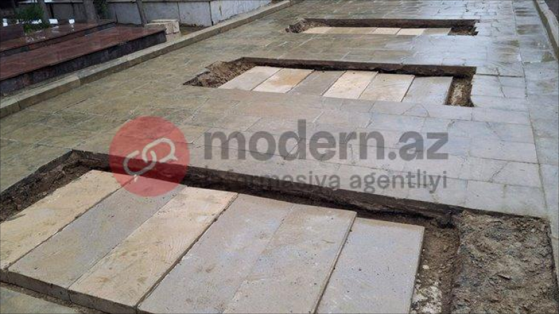 II Fəxri Xiyabanda qəhrəmanlara qazılan üç məzar