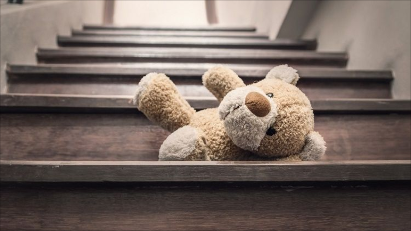 2 yaşlı qız pilləkəndən yıxılaraq öldü