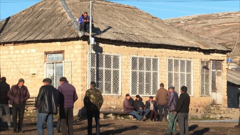 Gədəbəydə təhlükə saçan elektrik dirəkləri: Sosial problemlər niyə həll olunmur? - VİDEO