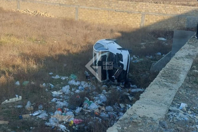 Gəncədə maşın aşdı, sürücü yaralandı - FOTO/VİDEO