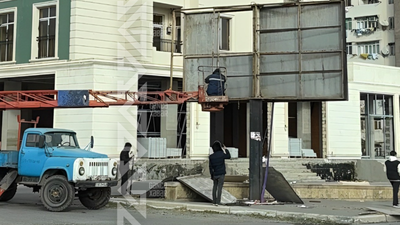 Gəncədə təhlükəli bilbord təmir edilir