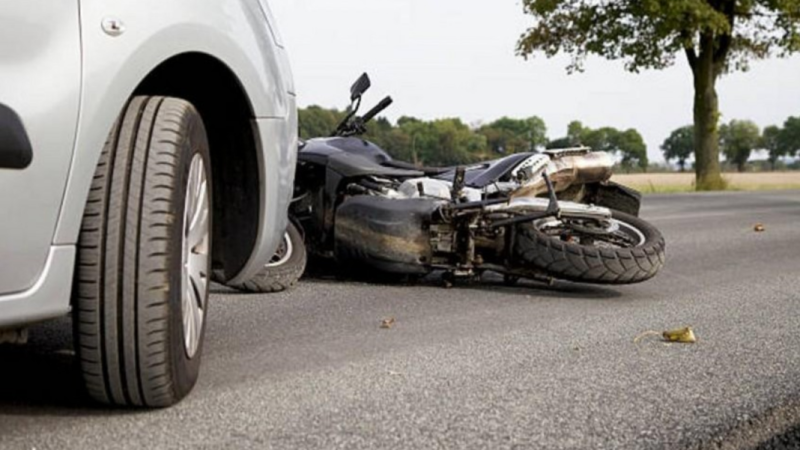 Gəncədə motosiklet maşına çırpıldı