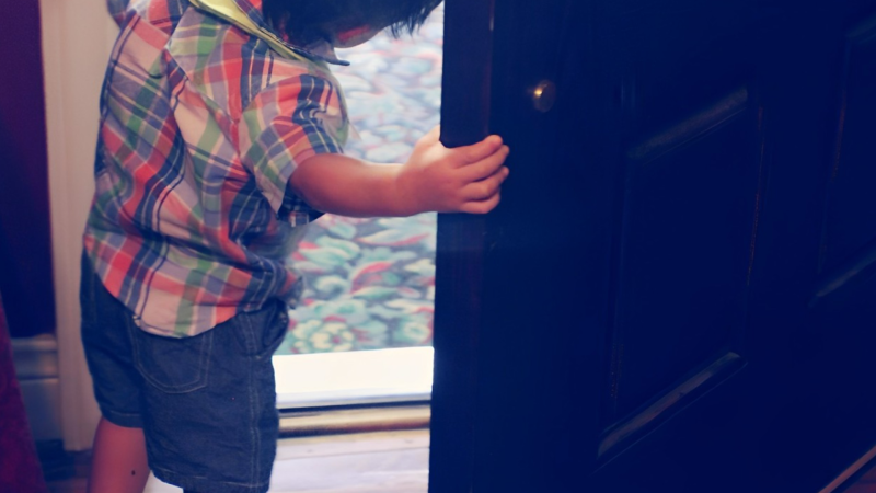 Gəncədə nəzarətsiz qalmış uşaq xilas edilib