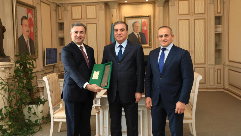 Niyazi Bayramova Gəncə şəhərinə həsr olunan qalstuk təqdim edilib