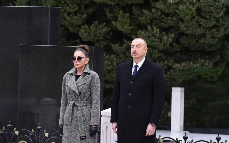 Prezident və birinci xanım Ümummilli Lider Heydər Əliyevin məzarını ziyarət ediblər - FOTO/VİDEO+YENİLƏNİB
