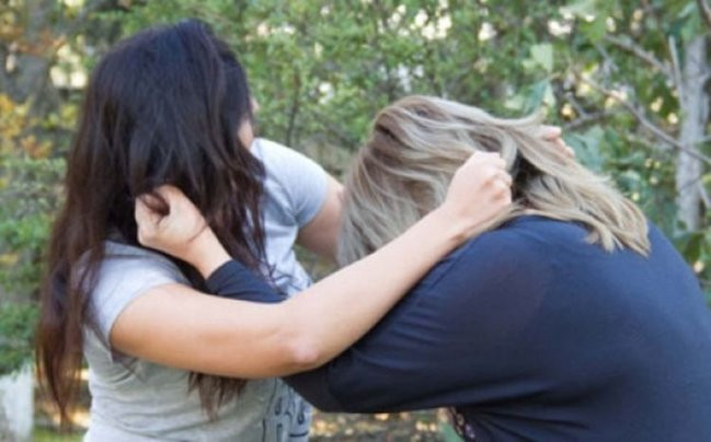 Gəncədə yaşlı qadın qonşuları tərəfindən döyüldü