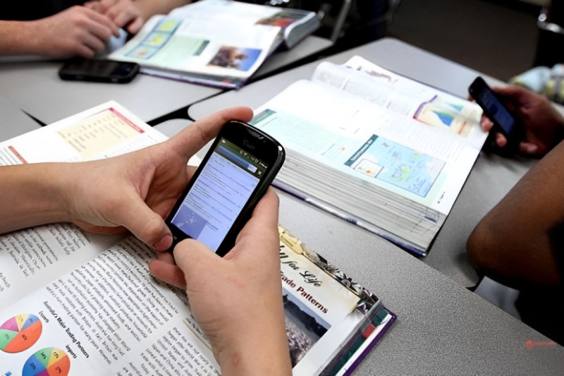 Şagirdlərə dərsdə telefon qadağan edilir - RƏSMİ