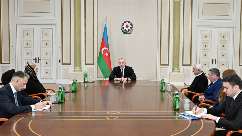 Prezident İlham Əliyev təyyarə qəzasında həlak olan ekipaj heyətinin ailə üzvləri və sağ qalan təyyarə bələdçiləri ilə görüşüb - FOTO + YENİLƏNİB