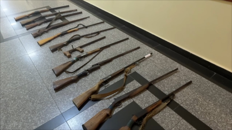Qanunsuz saxlanılan silahlar polisə təhvil verildi