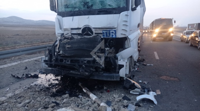 Bakı-Qazax yolunda yük maşınları toqquşdu, Türkiyə vətəndaşı yaralandı - FOTO/VİDEO