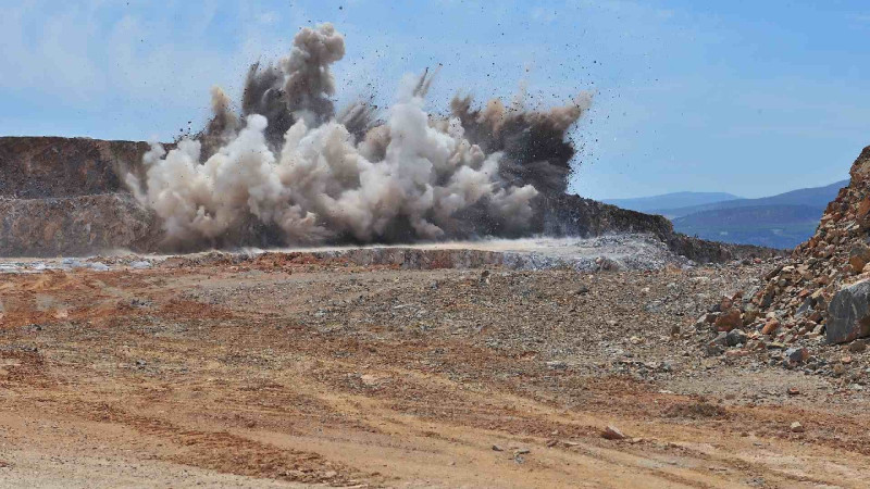 Yararsız döyüş sursatları məhv edilir 