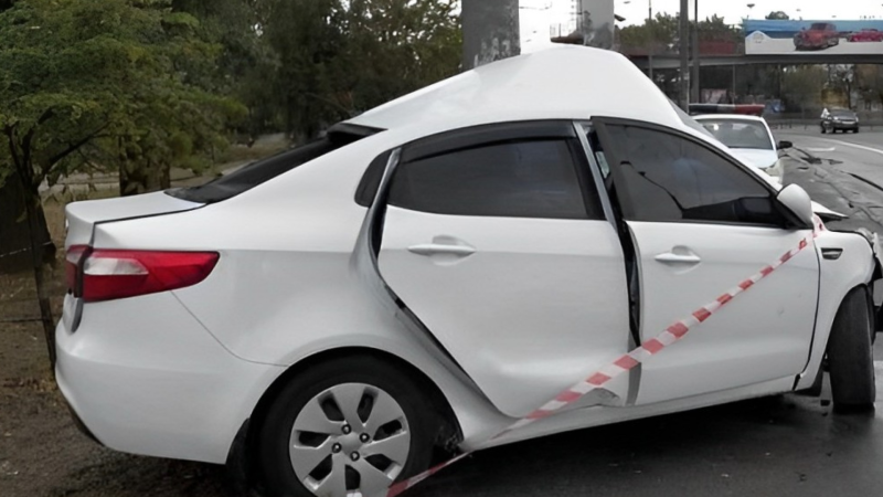 Kia işıq dirəyinə çırpıldı, xəsarət alan var