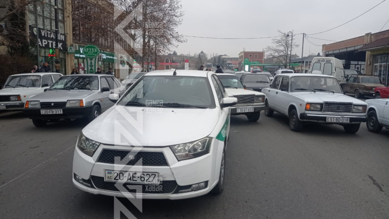 Gəncədə zəncirvari qəza: Dörd avtomobil toqquşdu - FOTO/VİDEO