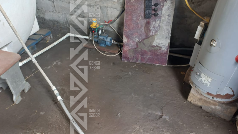 Gəncə sakininin evini çirkab basıb - FOTO