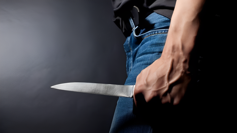 Söyüş söydüyü üçün irad bildirən QAYNINI BIÇAQLADI