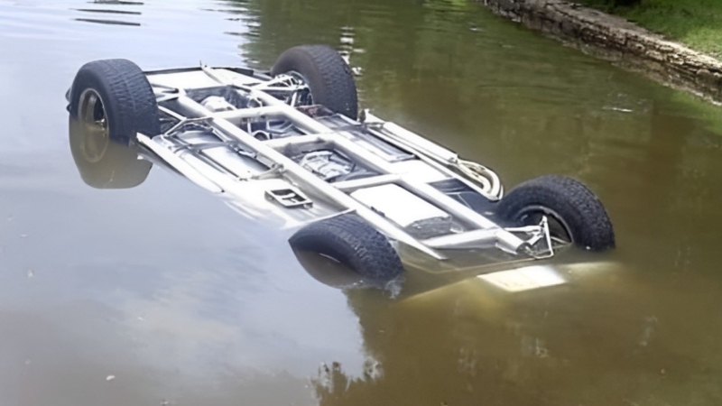 Yevlaxda maşın kanala düşdü - Sürücü yaralandı