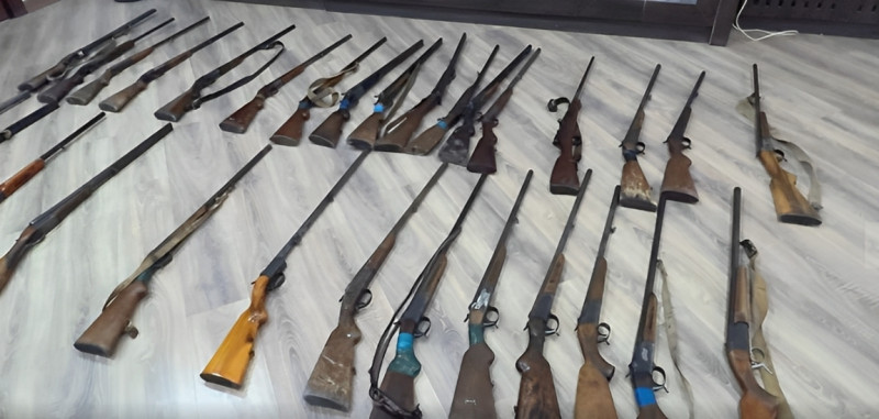 Gəncədəki qanunsuz silahlar polisə verildi - VİDEO