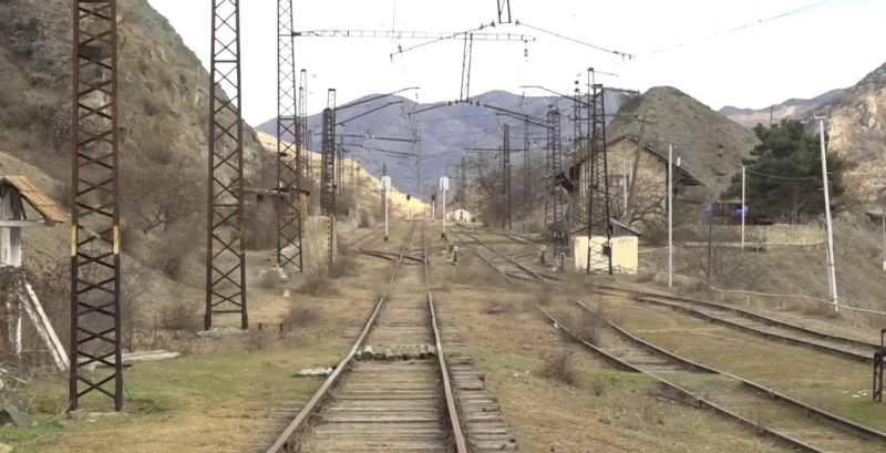 Dəmir yolu stansiyasının binası görün nə haldadır