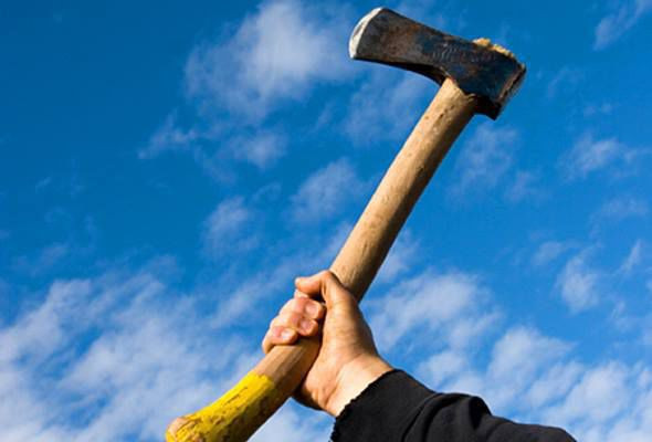 Samuxda oğul atasını BALTALADI