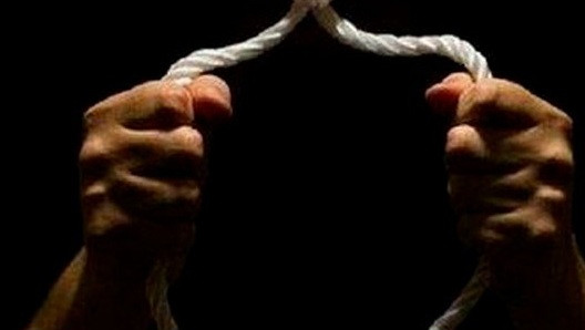 Şəmkir sakini dayısının evində özünü asdı