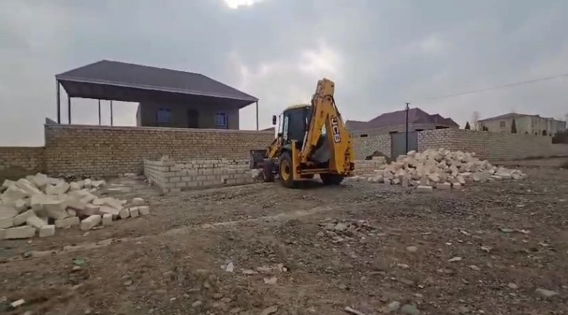 Gəncədə qanunsuz tikili sökülüb - FOTO