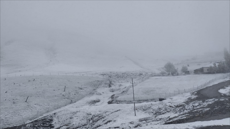 Ölkənin bəzi yerlərində qar yağır