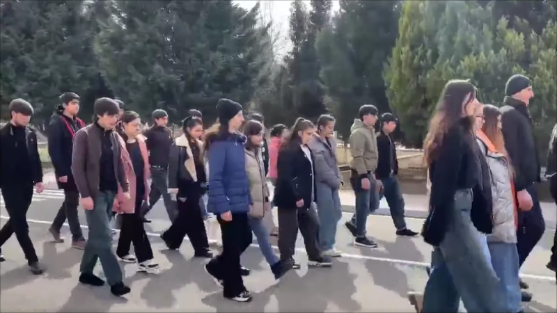 Gənclərimiz Xocalı şəhidlərini belə andılar - VİDEO