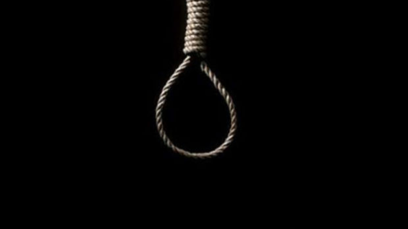 Yaşadığı evin qapısından özünü asdı