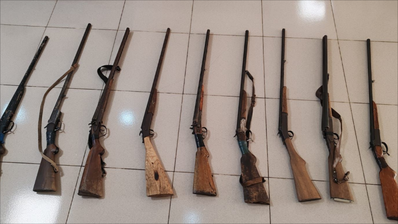 Qanunsuz saxlanılan silahlar polisə təhvil verildi