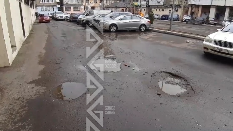 Gəncədə bu küçədə kanalizasiya mütəmadi daşır, vəziyyət acınacaqlıdır - VİDEO