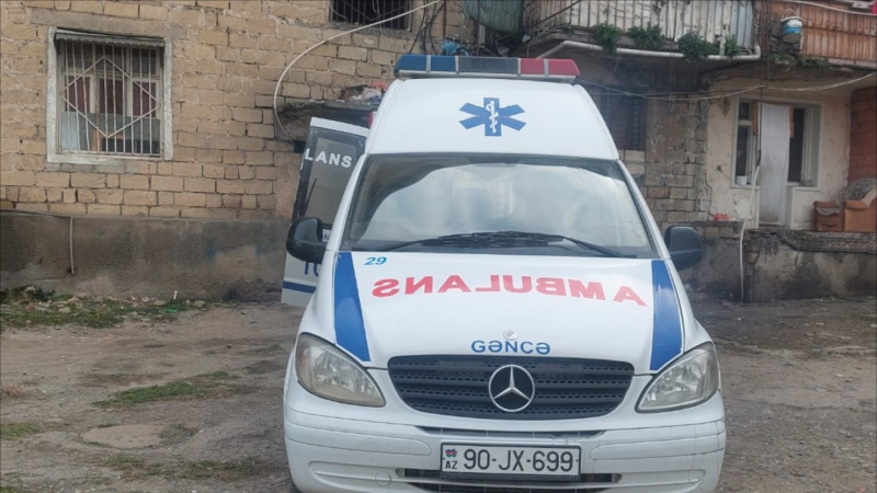 Gəncədə bağlı qapı arxasında tapılan şəxs xəstəxanada ölüb
