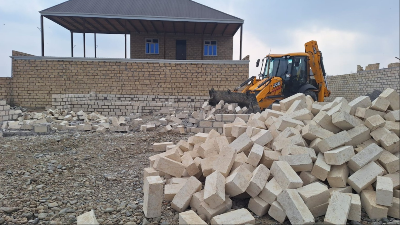 Gəncədə qeyri-qanuni tikililər sökülüb