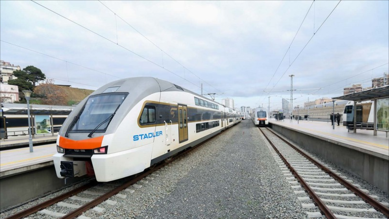 Gəzintiyə çıxdı, sürət qatarını dayandırdı - MƏHKƏMƏ