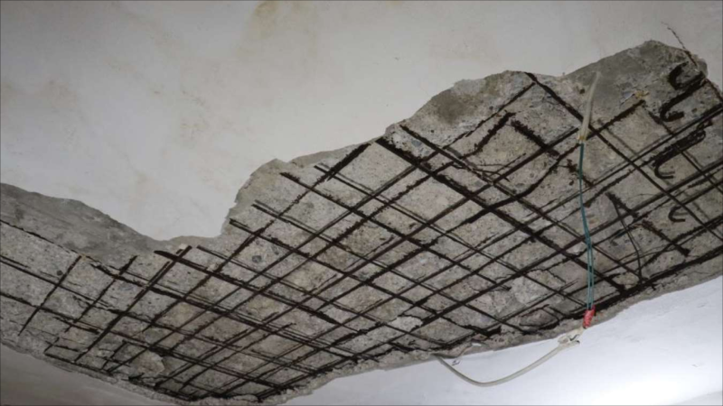 Qazaxda sinif otağının tavanı çöküb